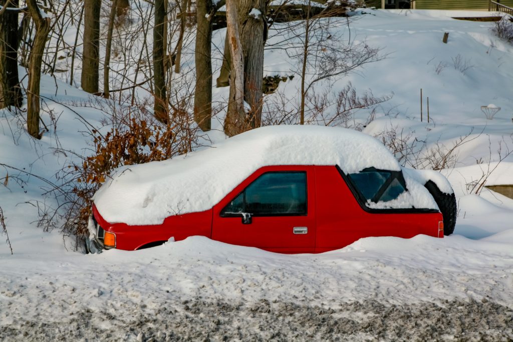 Detener el camión con nieve.